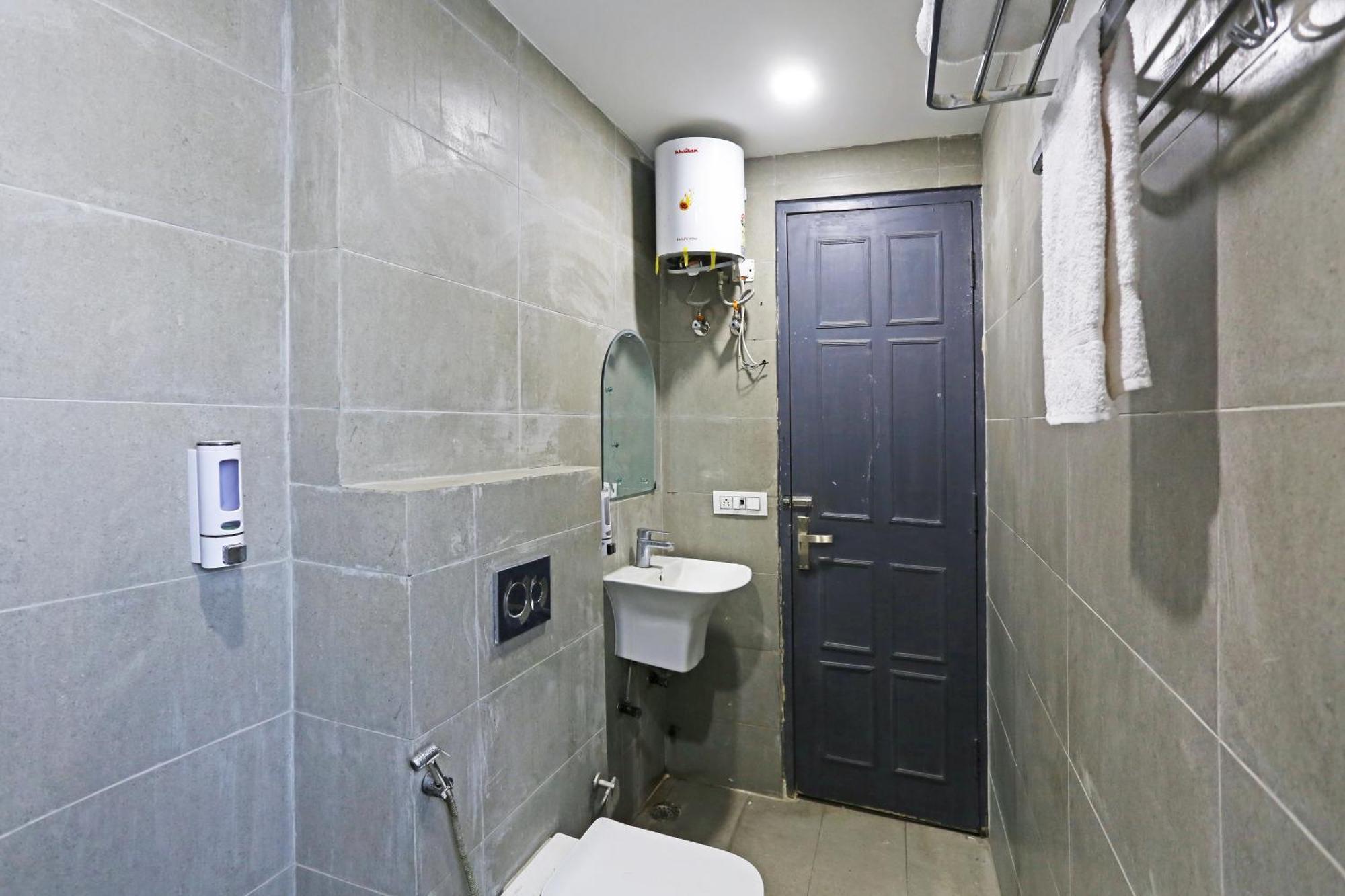Hotel Twamev Residency Uttam Nagar Couple Friendly デリー エクステリア 写真